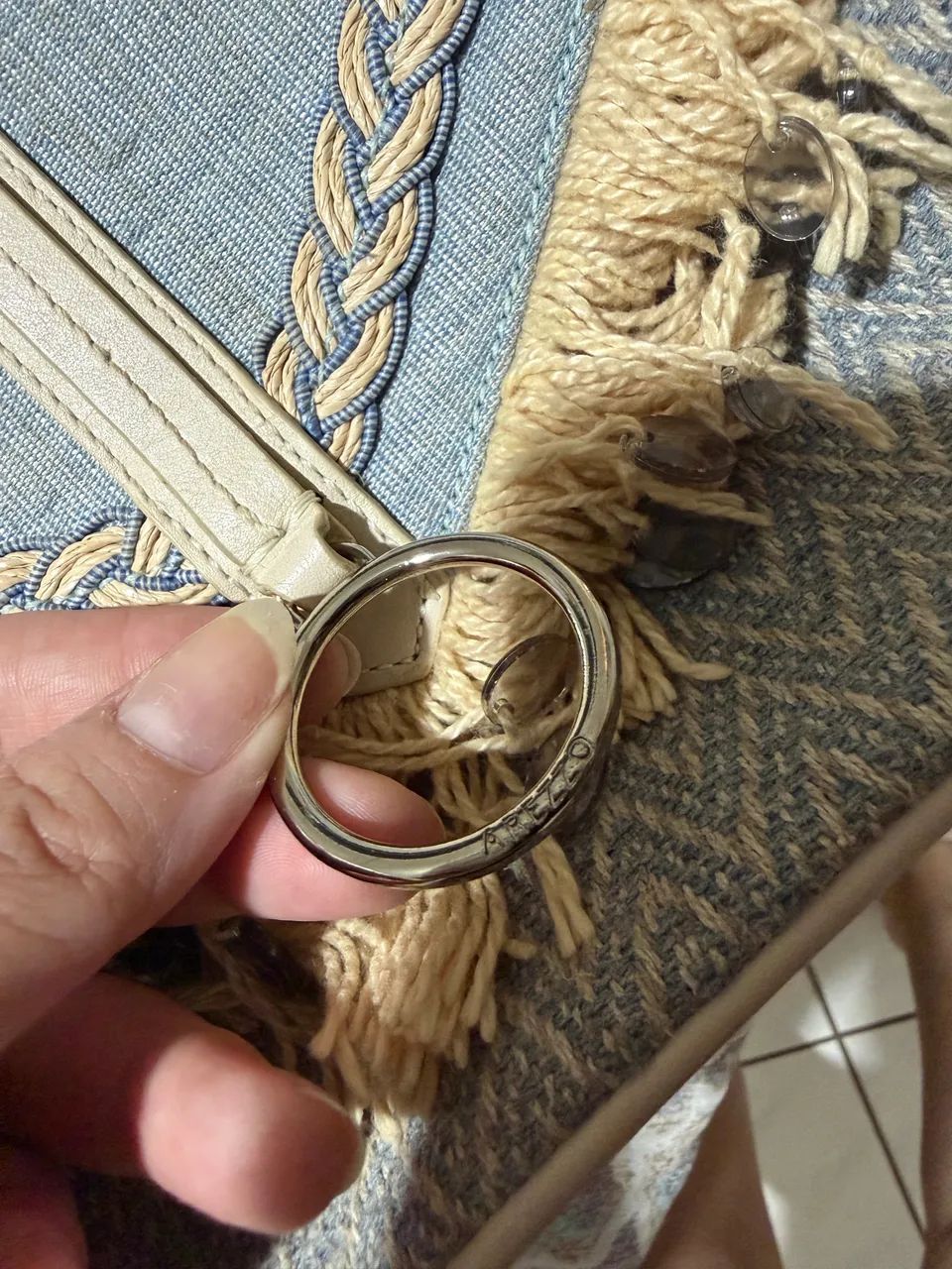 Bolsa Arezzo ráfia e couro  - Foto 2