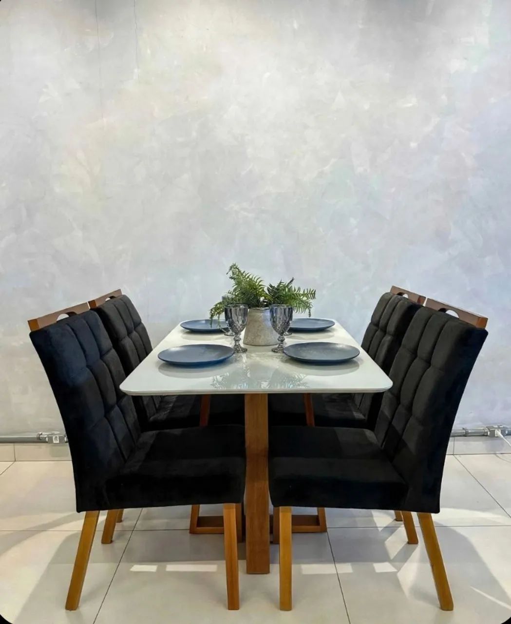 CONJUNTO MESA 4 CADEIRAS EM MADEIRA - Foto 3