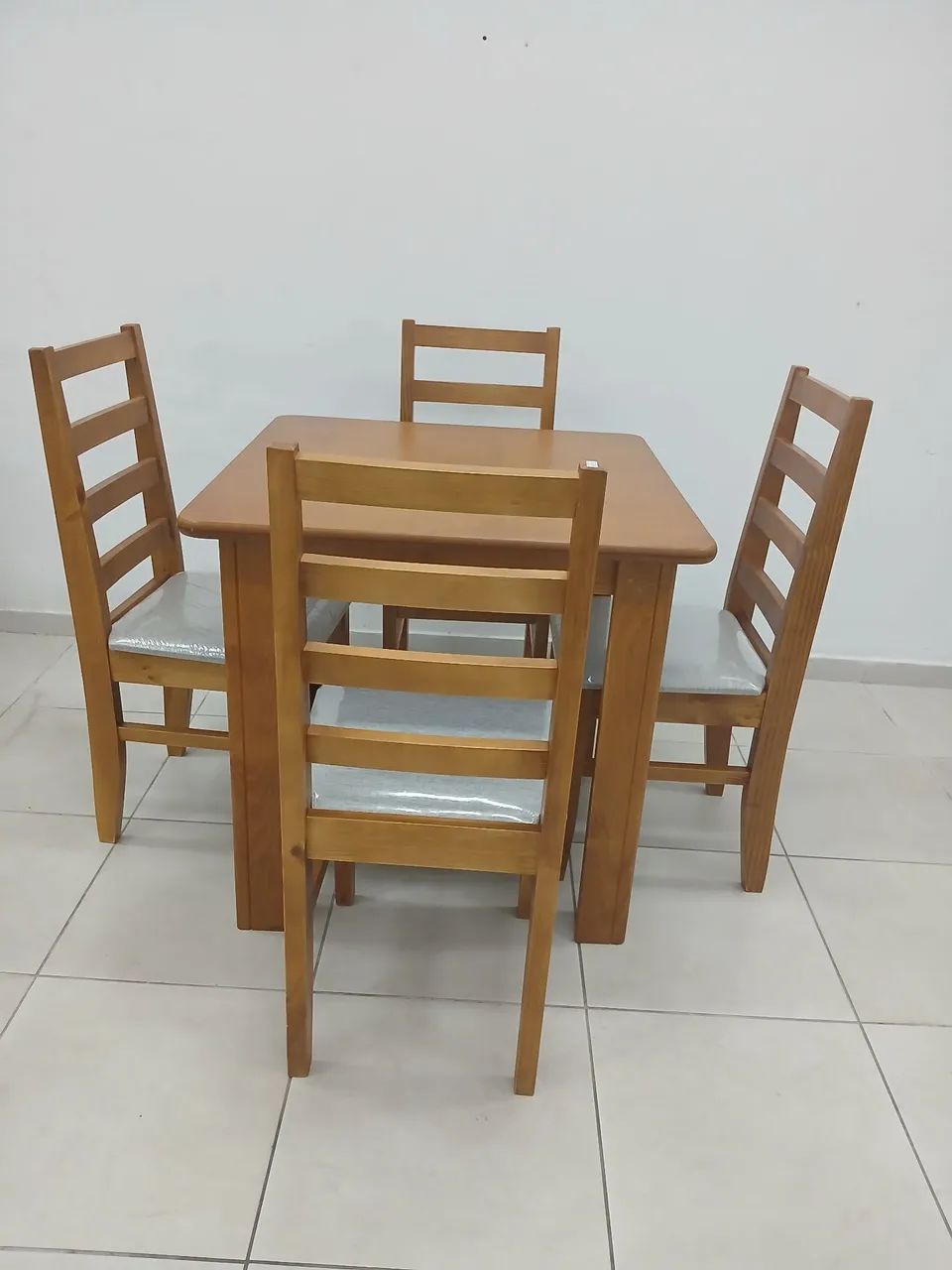 Conjunto Mesa com 4 cadeiras - Foto 2