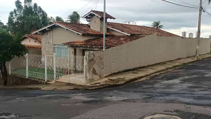 Aluga-se casa para empresas no Jardim Primavera  