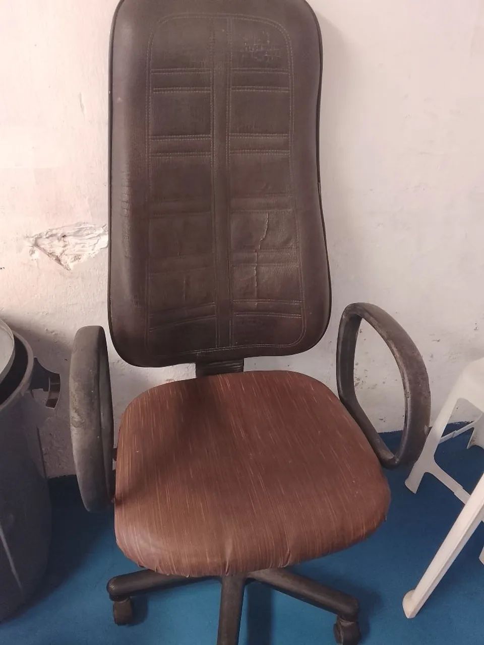 Cadeira pra computador usada.