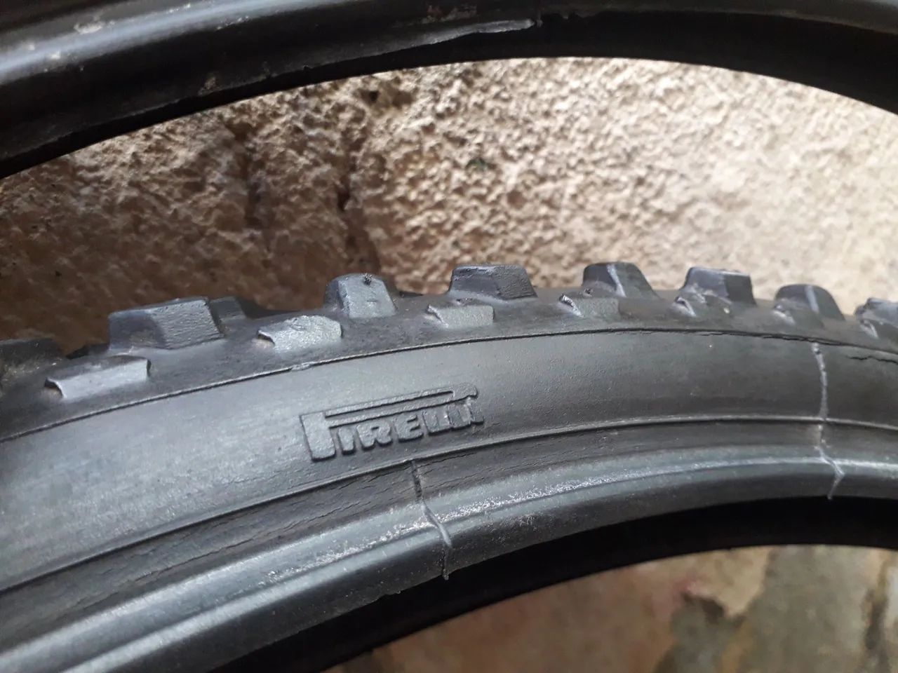 PAR DE PNEUS PIRELLI COM AS CÂMERAS DE AR - Foto 3