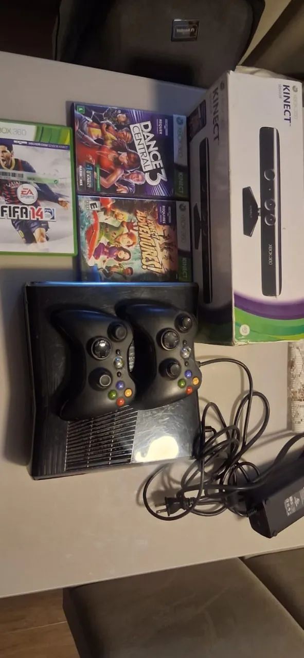 XBOX 360 com Kinect, jogos e dois controles - Foto 3