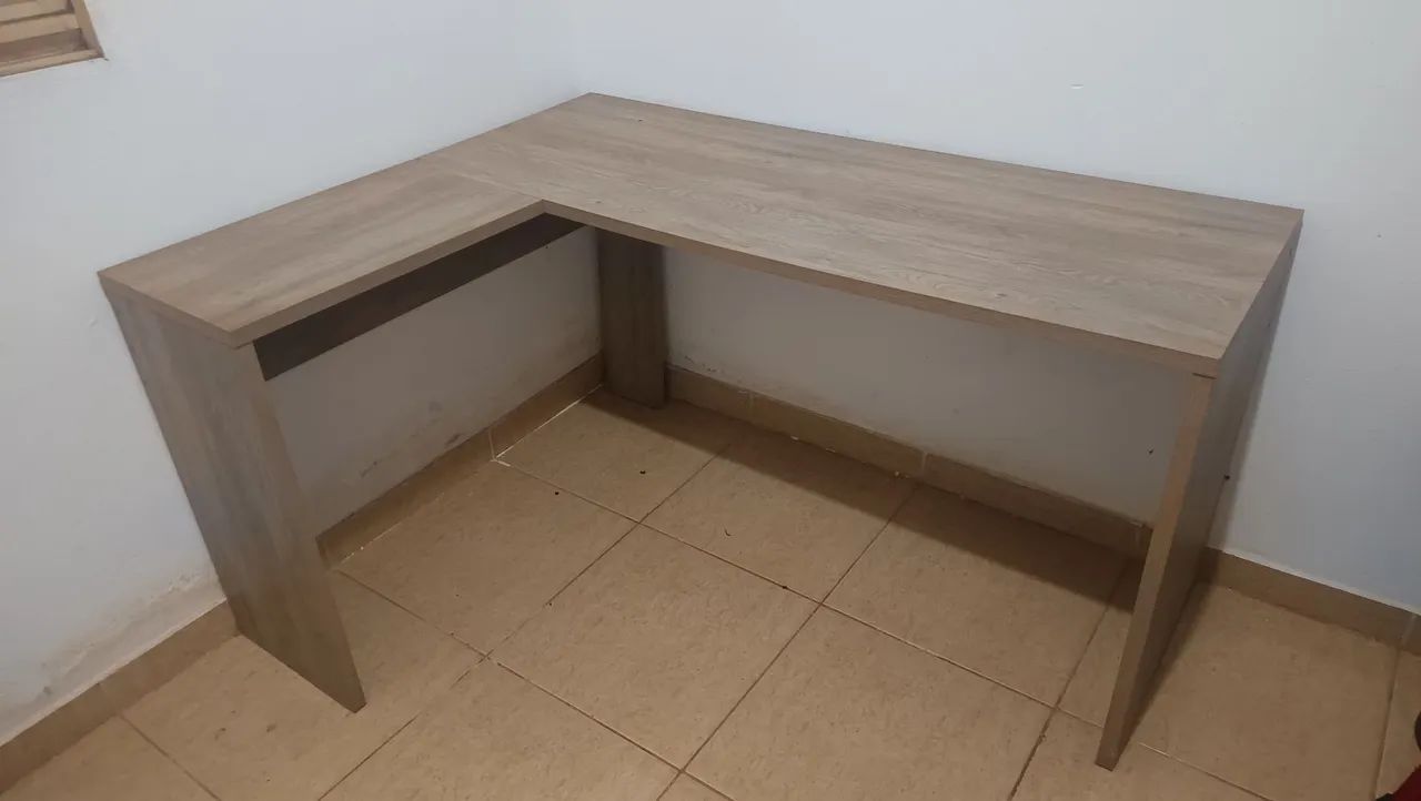Mesa de escritório em L