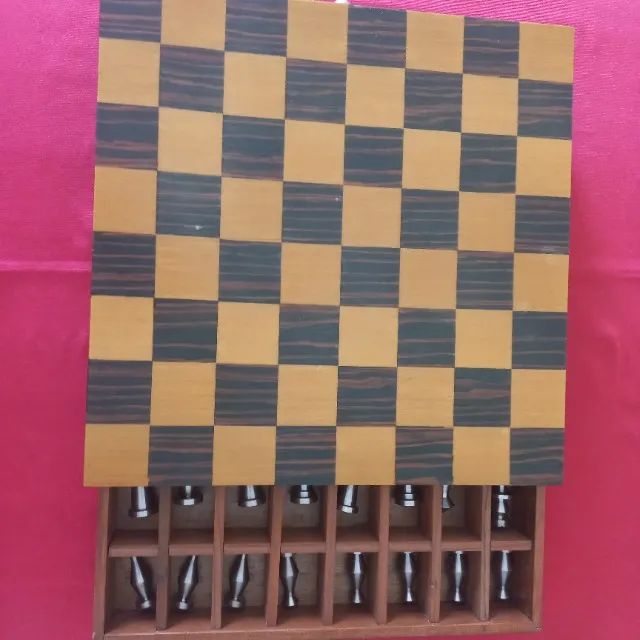 Jogo de xadrez 32 peças em metal e tabuleiro de madeira - Foto 2