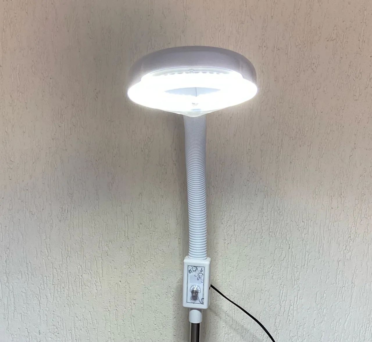 Luminária articulada de chão com lupa e led