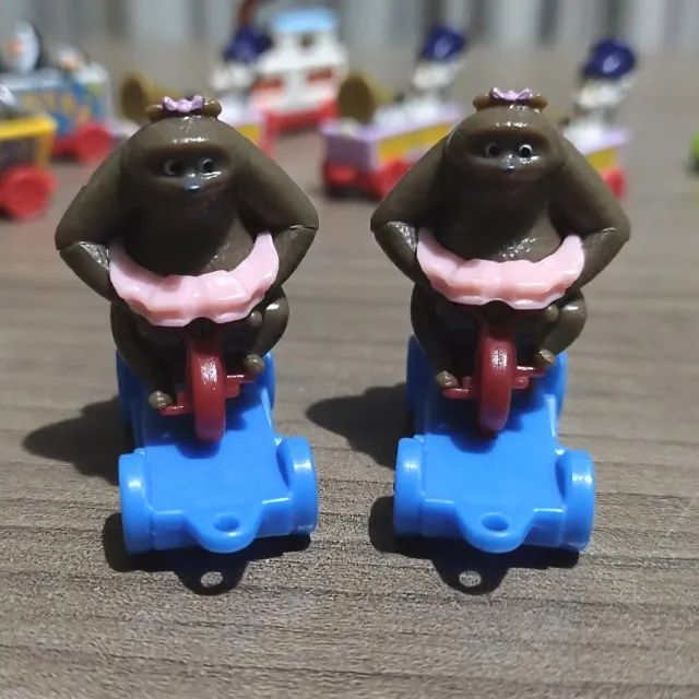 Kit brinquedos Kinder Ovo trem Madagascar - Foto 6