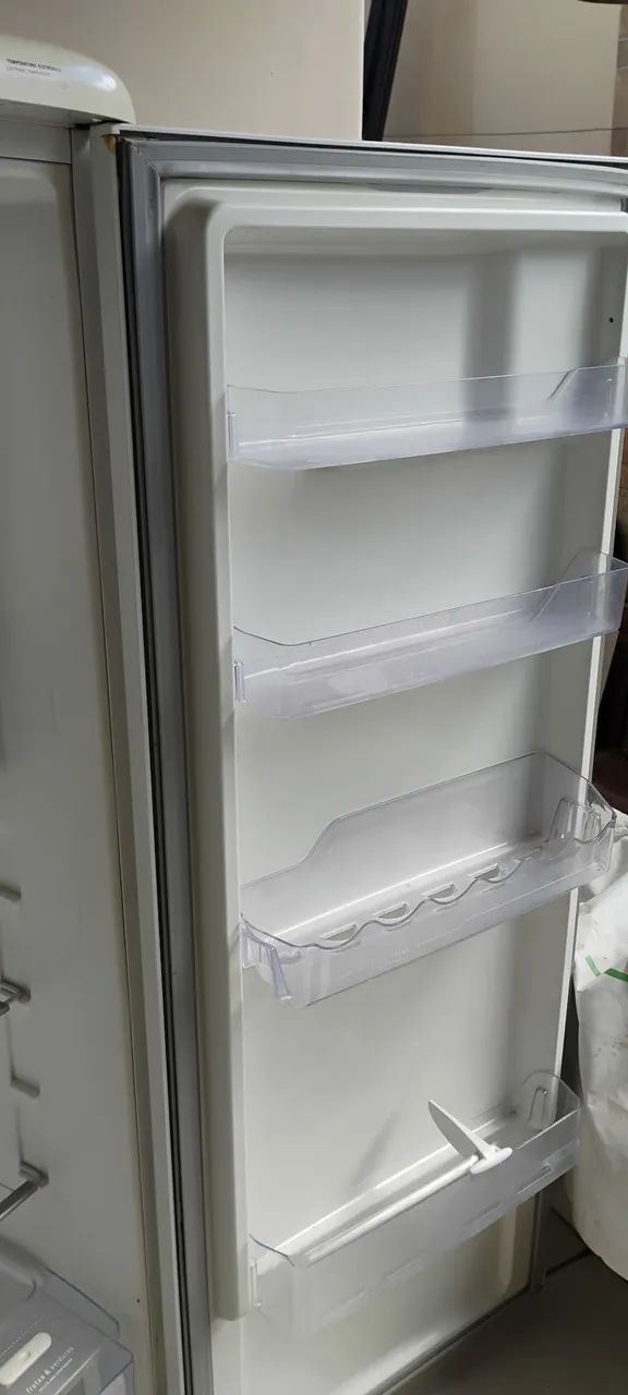 Uma geladeira Eletrolux  - Foto 4