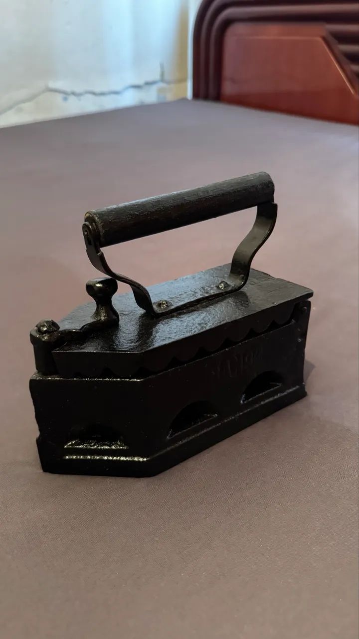 Ferro de Passar Antigo