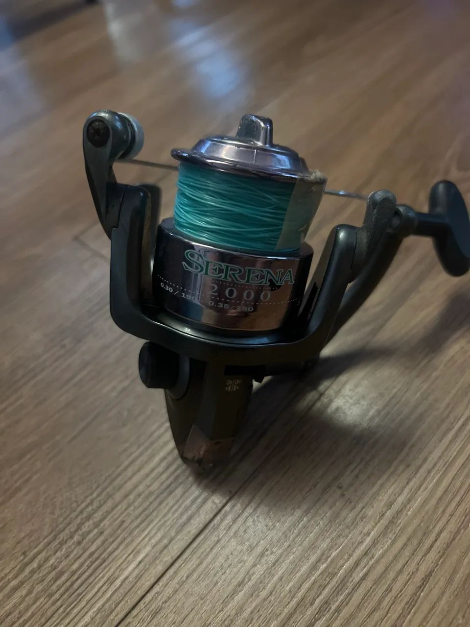 (SEMI NOVO) Kit 2 molinetes para pesca Serena 2000 e Okuma ZLL50 - Foto 2