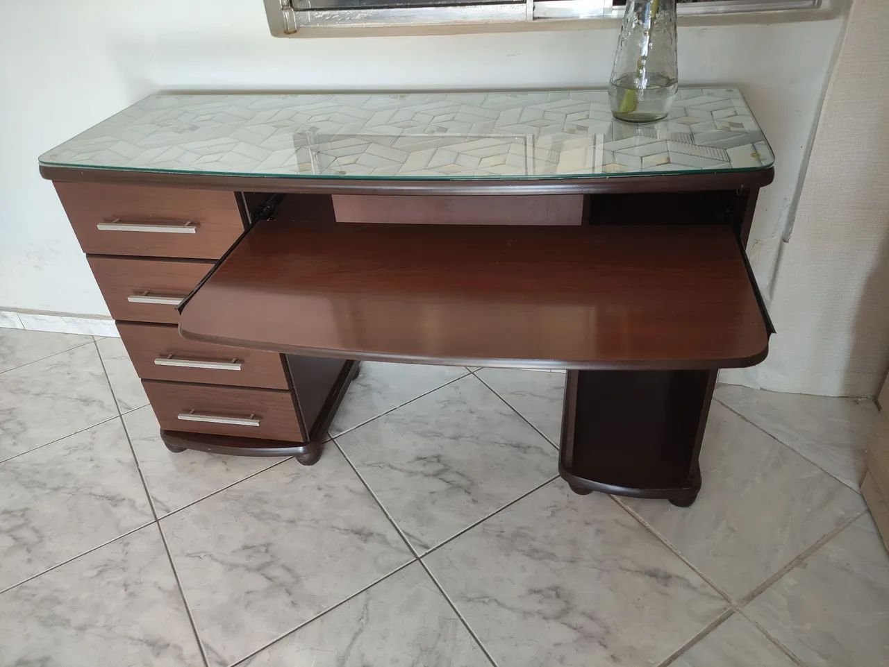 Mesa de escritório com gaveteiros. - Foto 3