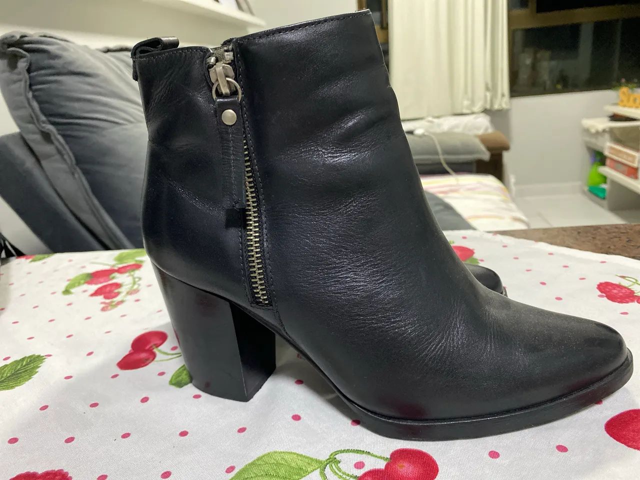 Bota de couro Arezzo tam 36