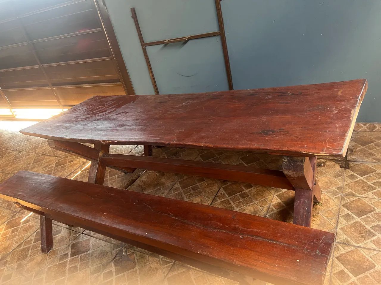 Mesa em madeira rústica com bancos - Foto 3