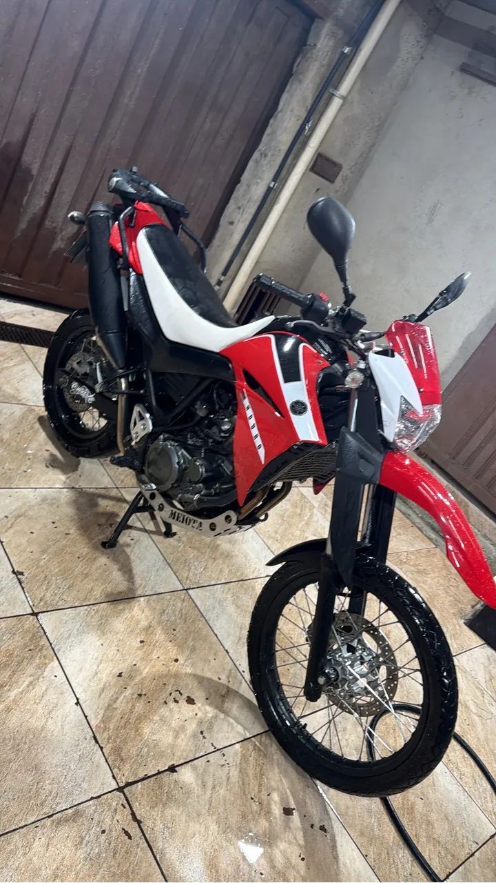 Troco em carro , XT 660 super conservada 