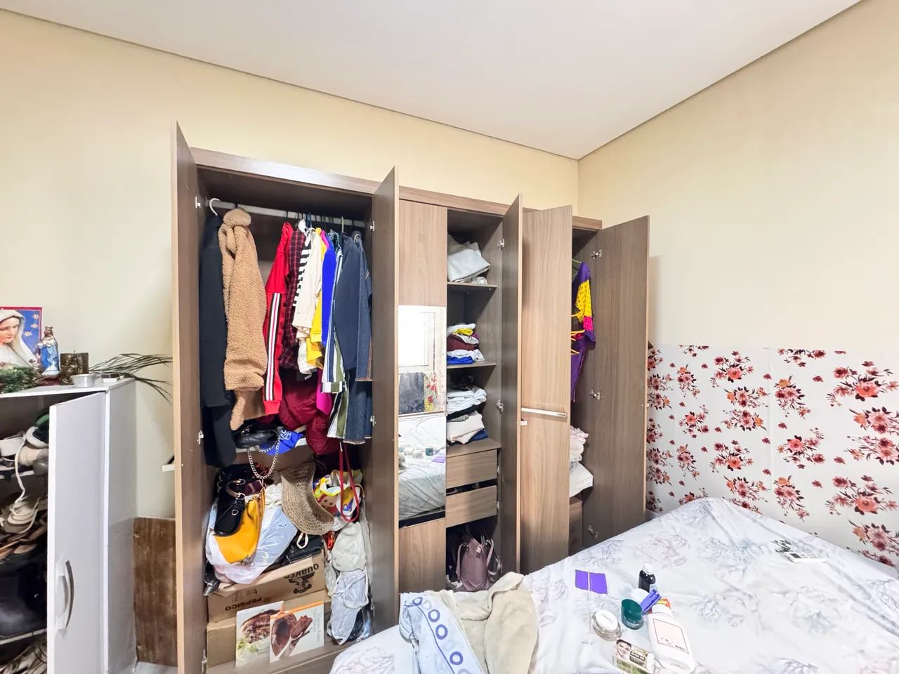 Vendo Guarda-roupa espaçoso com 6 portas,  R$ 700  Aceito proposta.  - Foto 3