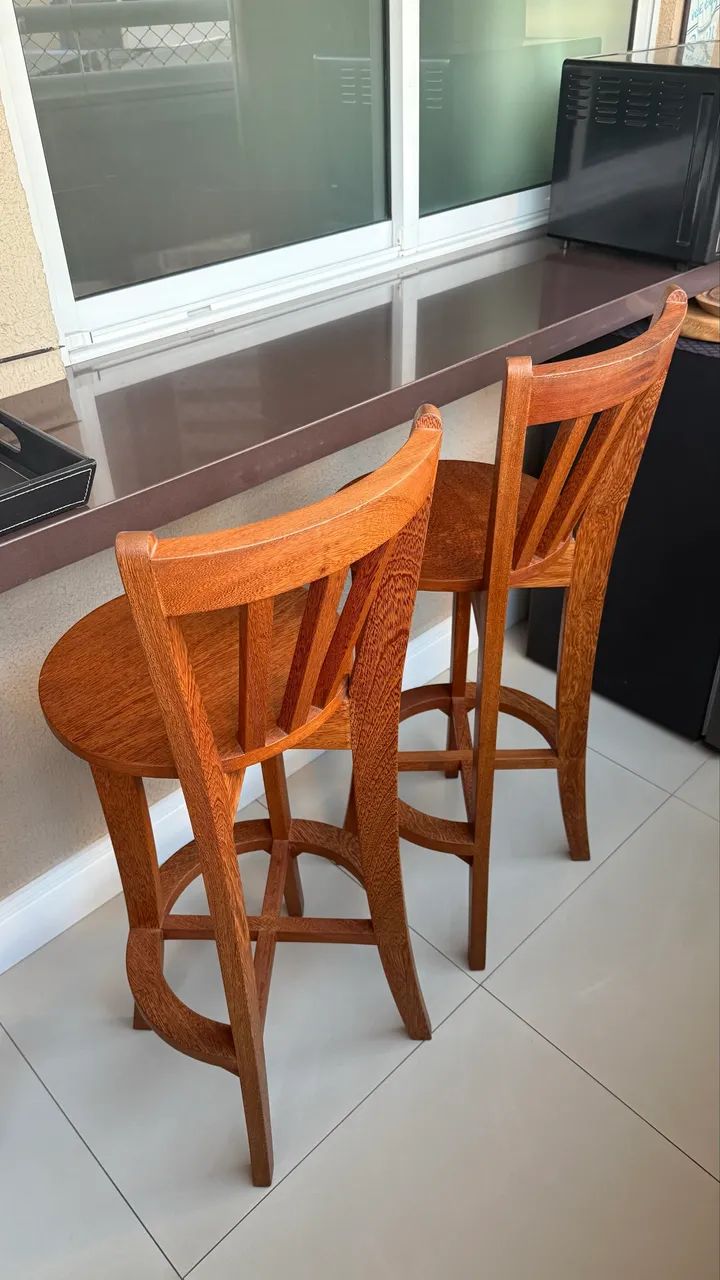 Banquetas para balcão de madeira maciça bem trabalhada - Foto 2