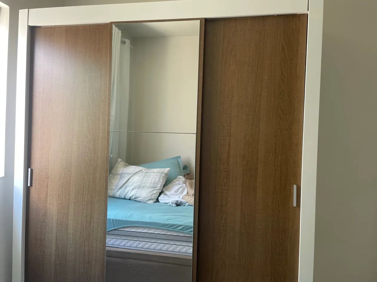 Guarda roupas duas portas com espelho semi novo - Foto 2