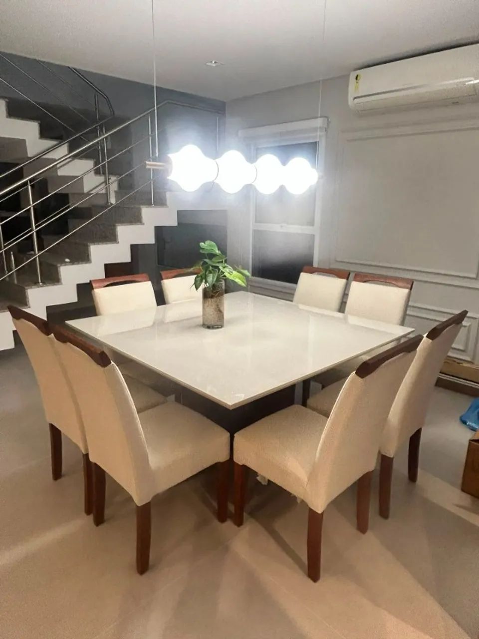 Mesa de jantar quadrada com 8 cadeiras
