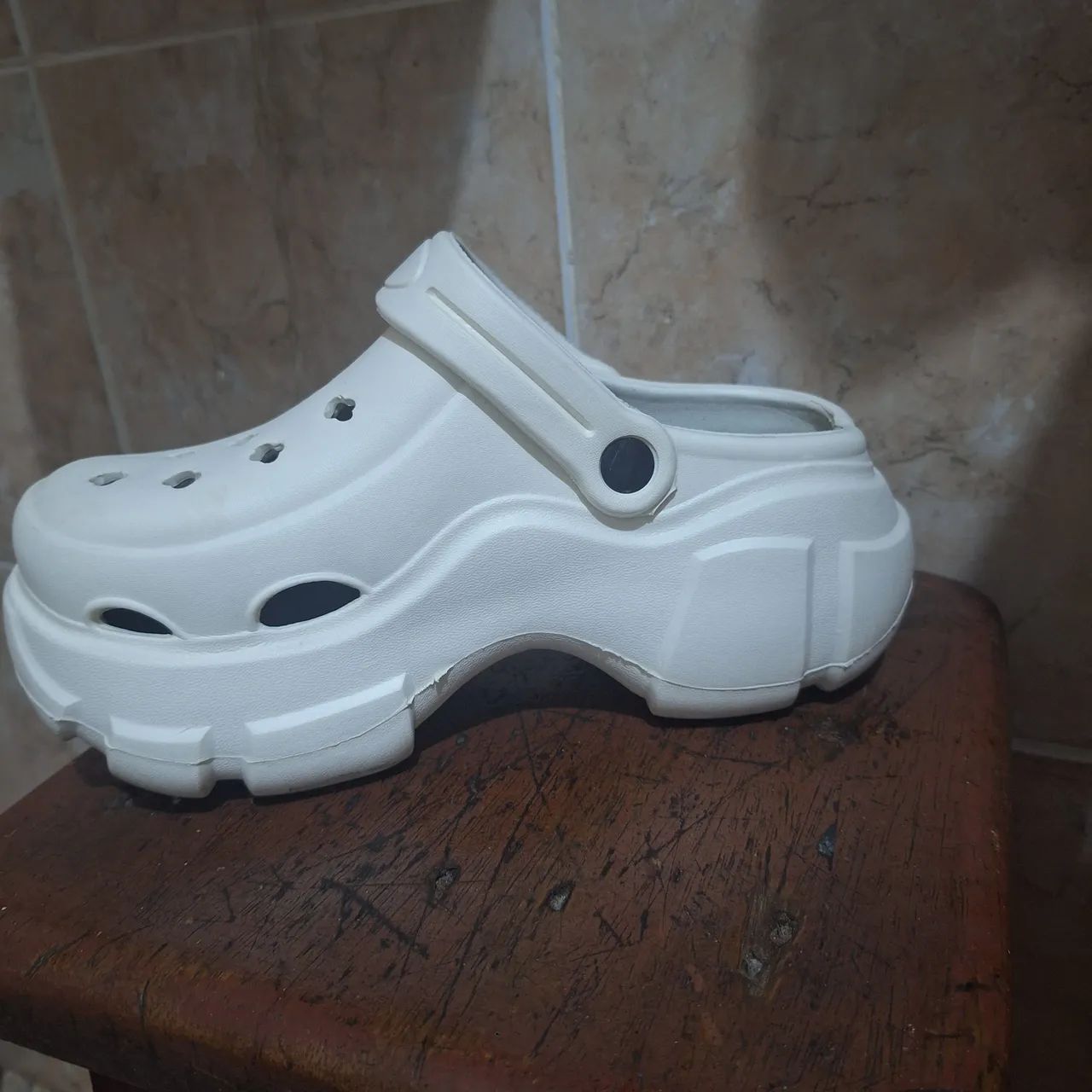 Sapato babuche estilo Crocs Cuccoo shein plataforma branco com pins - Foto 3