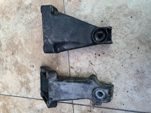 Suporte do coxin da mercedes sprinter cdi 311ou313 original cada 80 reais - Foto 2