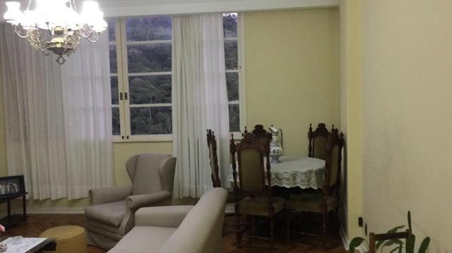 Vendo apartamento Petrópolis no centro da cidade com 03 quartos