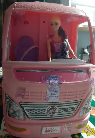 Boneca Barbie Com Cenário E Guarda Roupa De Luxo - Mattel em