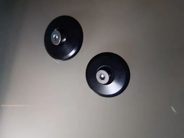 Lote com retrovisores, lanternas traseiras e pesos Triumph Bonneville - Foto 3