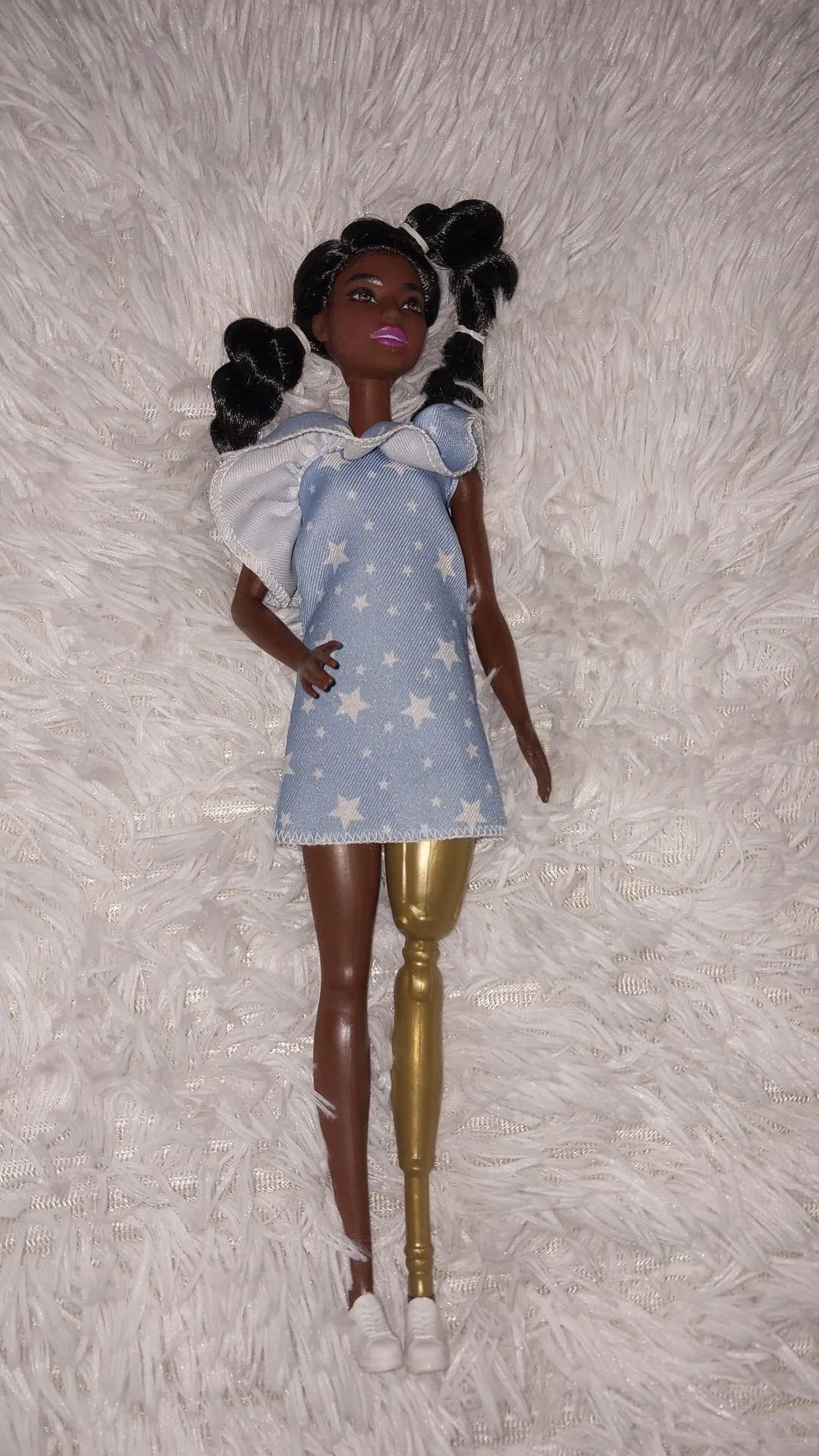 Boneca Barbie com perna mecânica Vestido Azul Estampado - Foto 2