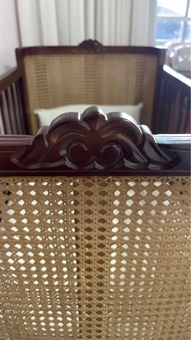 Berço de palhinha em Madeira Maciça