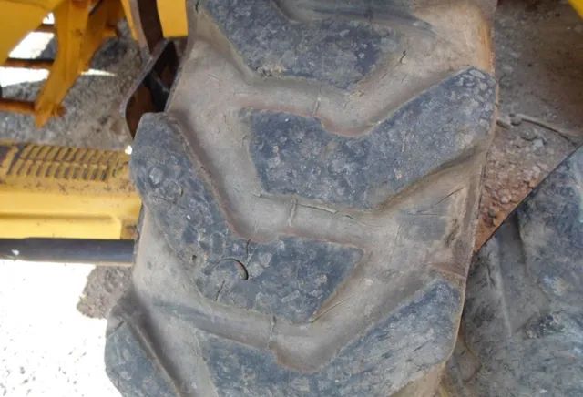 RETROESCAVADEIRA CASE 416e 2011 TRAÇADA  - Foto 6