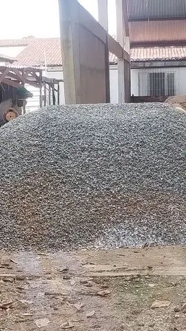 Areia, aterro,brita,barro de jardim locação de caminhão munck e limpeza de terreno. - Foto 3