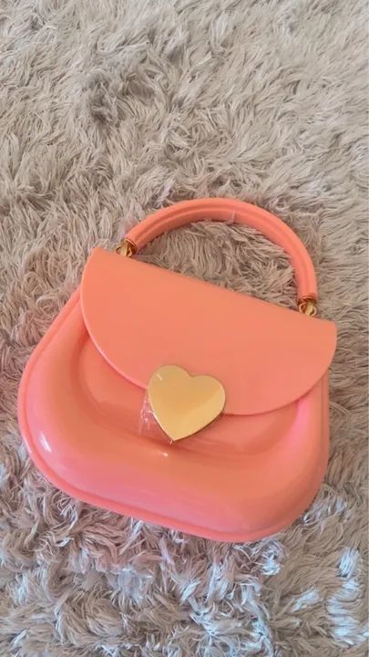 Bolsa de mão rosa em formato de coração