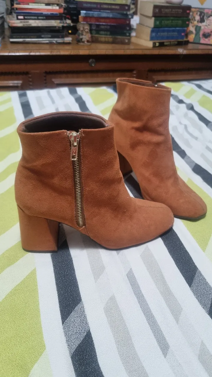 Bota de camurça marrom com zíper dourado tamanho 35
