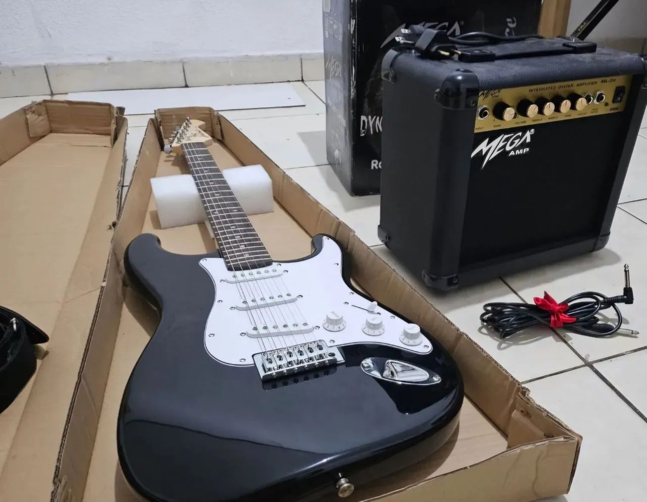 Guitarra Elétrica + Amplificador Mega