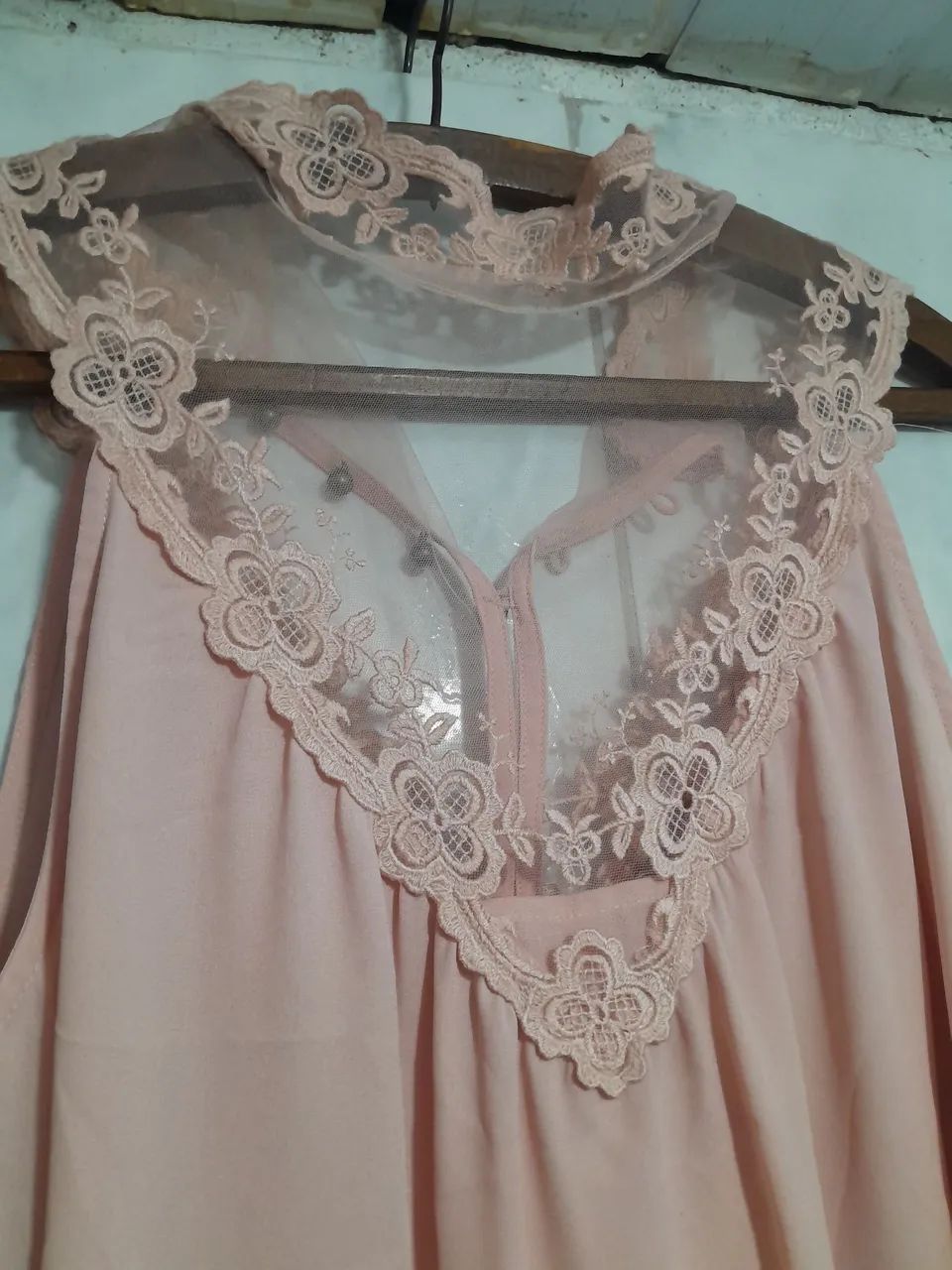 Blusa feminina rosa com detalhes em renda - Foto 4