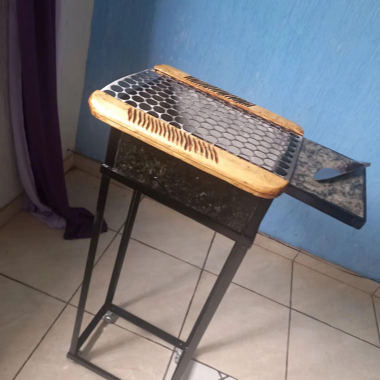 Churrasqueira  grelha brinde uma faca 