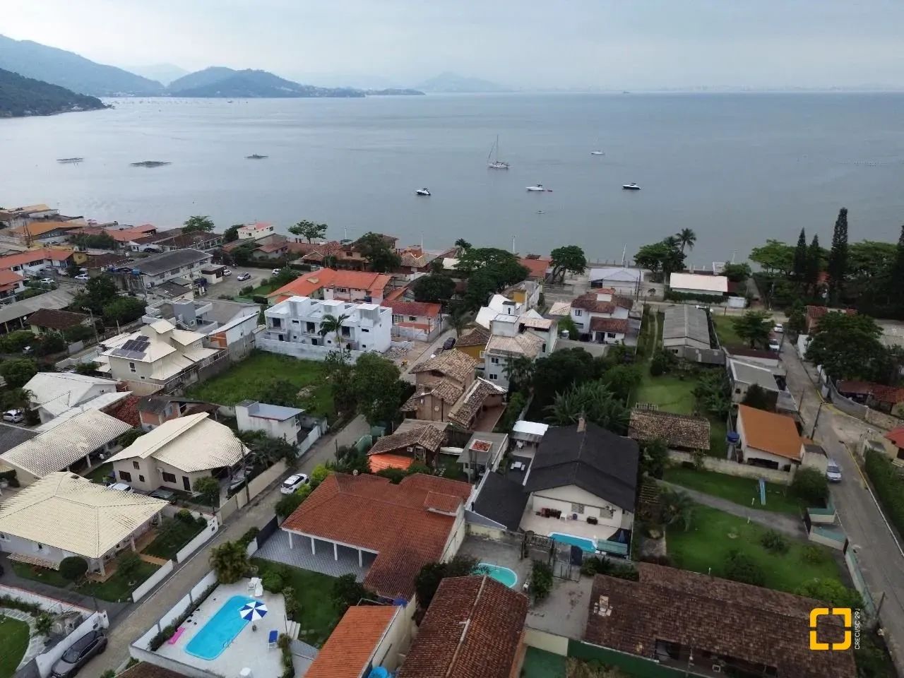 Excelente terreno localizado á apenas 200 metros da praia do Sambaqui, ao norte da ilha (v
