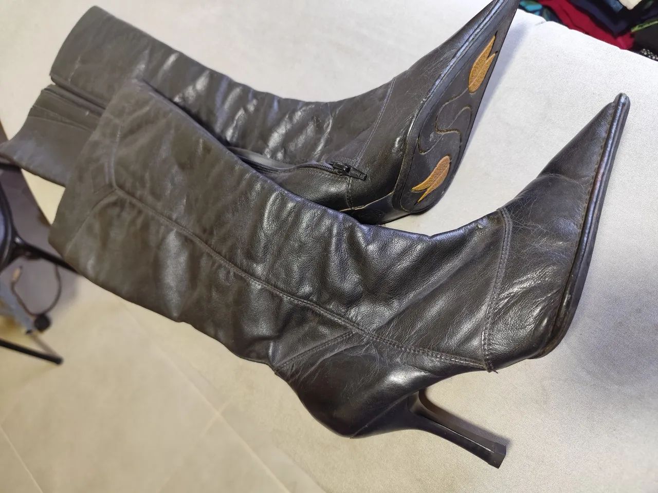 Botas Femininas de Couro com Salto Alto