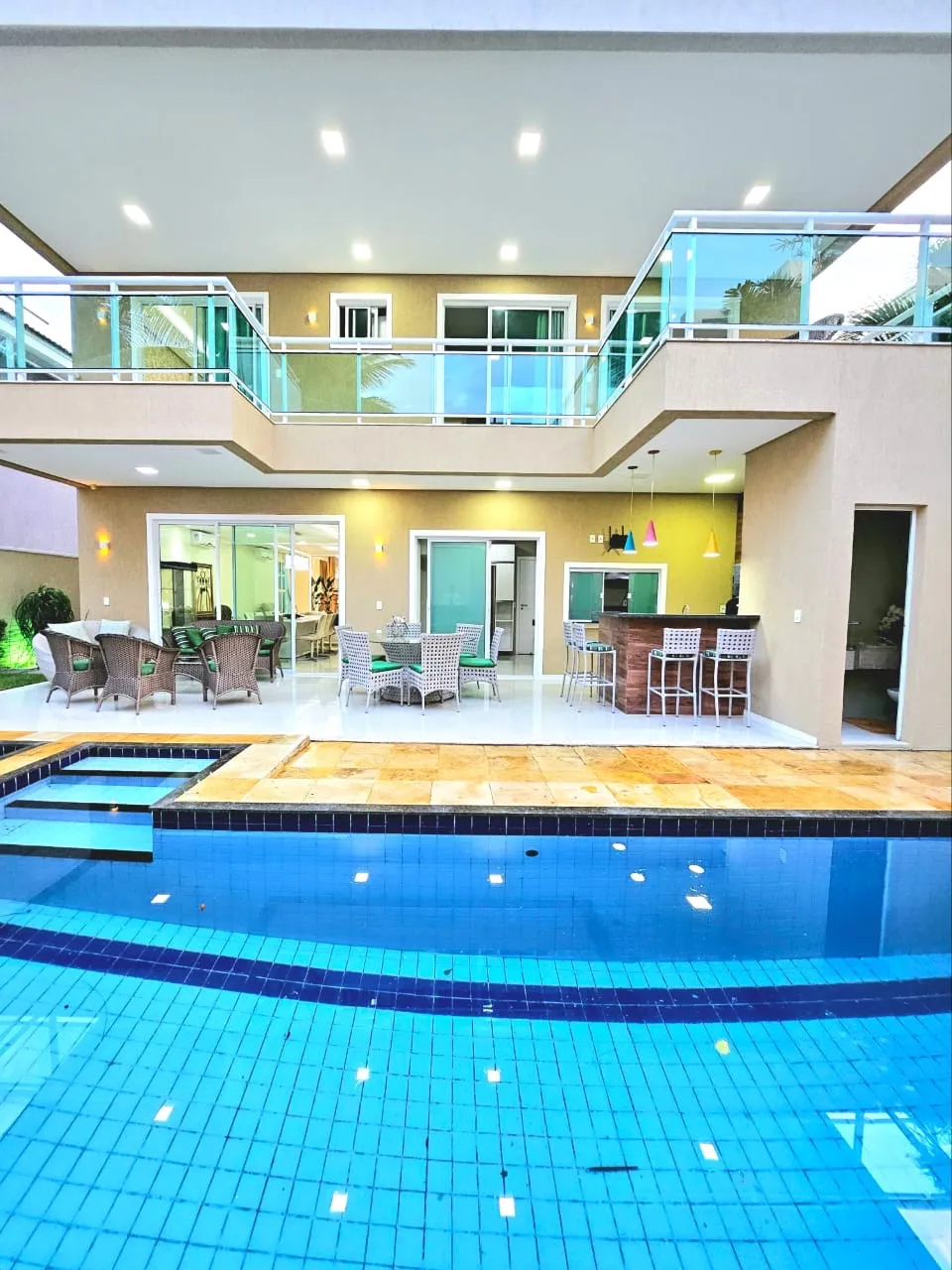 Casa Duplex Alto Padrão em Alphaville Eusébio  5 Suítes, Piscina, Decorada  Venda ou Alugu