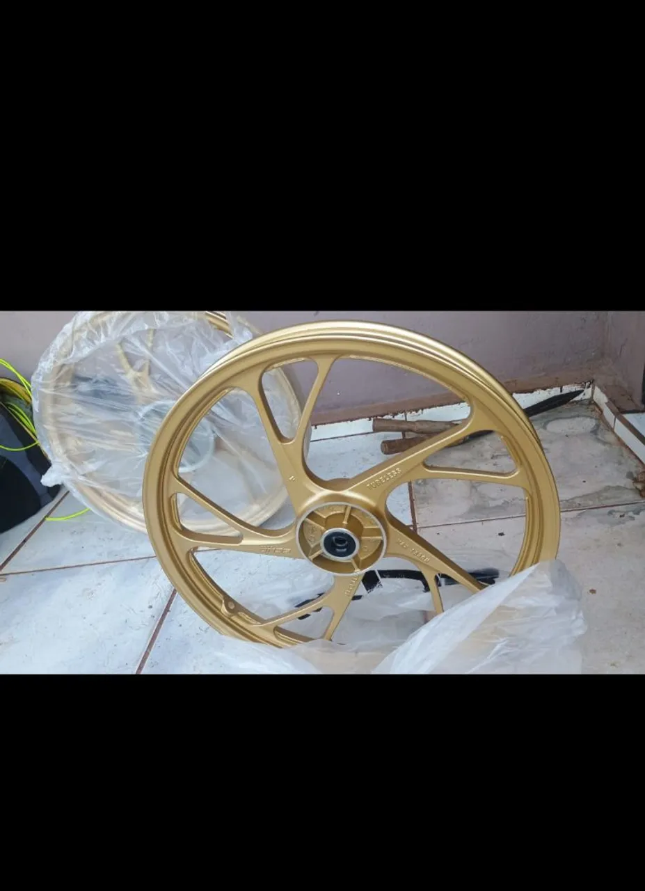 Rodas de liga leve douradas - Perfeitas para sua moto!