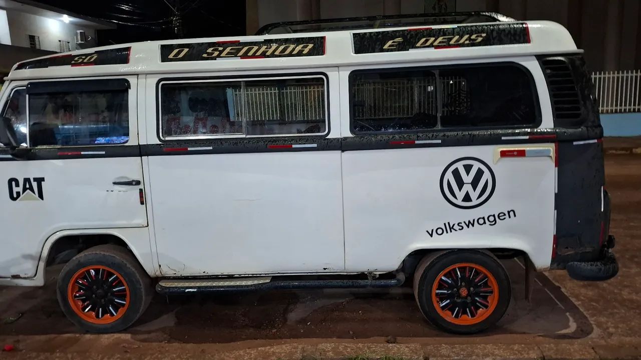 Vendo uma kombi top 
