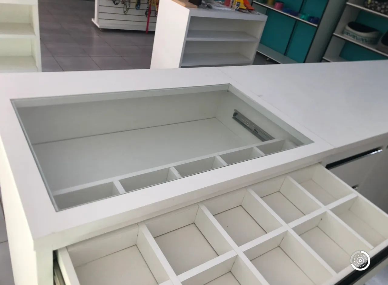 Balcão Branco com Prateleiras e Armário - Foto 5