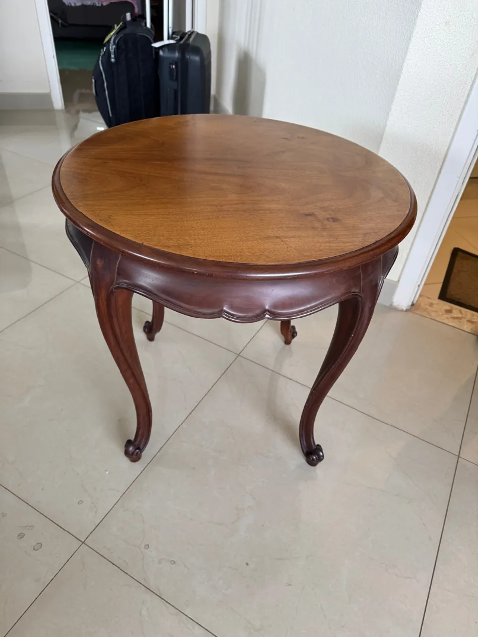 Mesa de Canto Redonda Clássica em Madeira