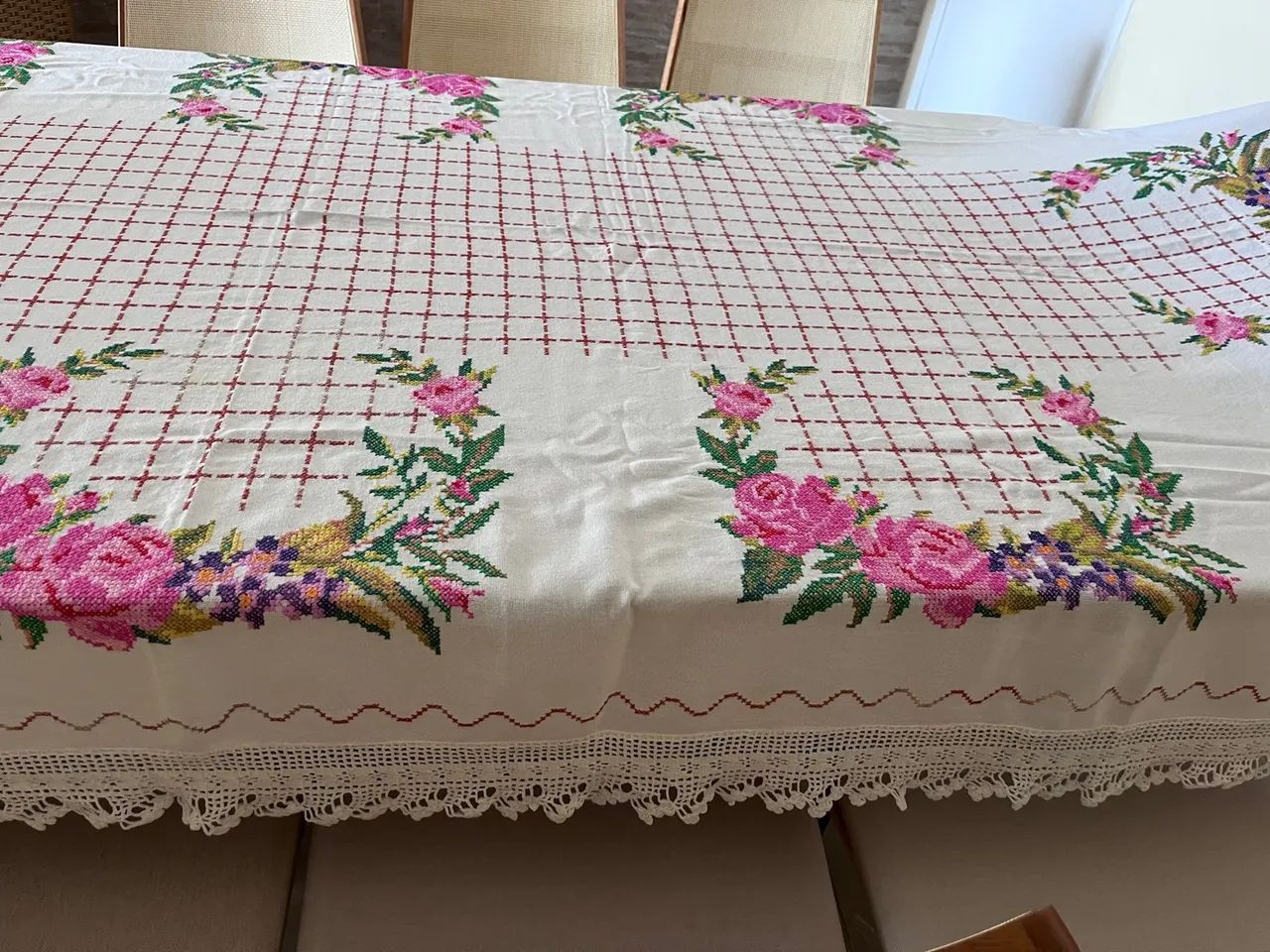 Toalha de Mesa Bordada em Ponto de Cruz e Barra de Crochê trazida de Portugal  - Foto 2