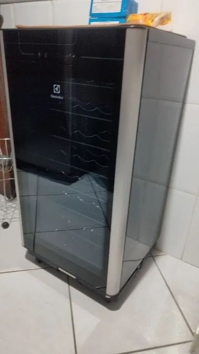 Adega Eletrolux 28 garrafas 