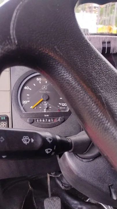 Caminhão Mercedes-Benz 710 Baú 5,50 comp., 2,65 altura, 2,28 largura - Foto 5