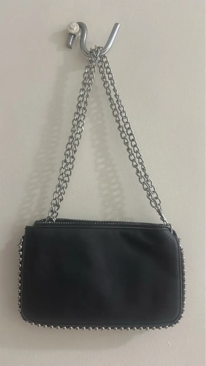Bolsa preta com detalhes em prata