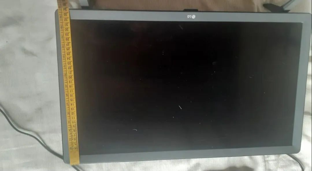 TV LG 24 polegadas, full HD, SMART. Com pés e parafusos inclusos. Nunca usei.  - Foto 2