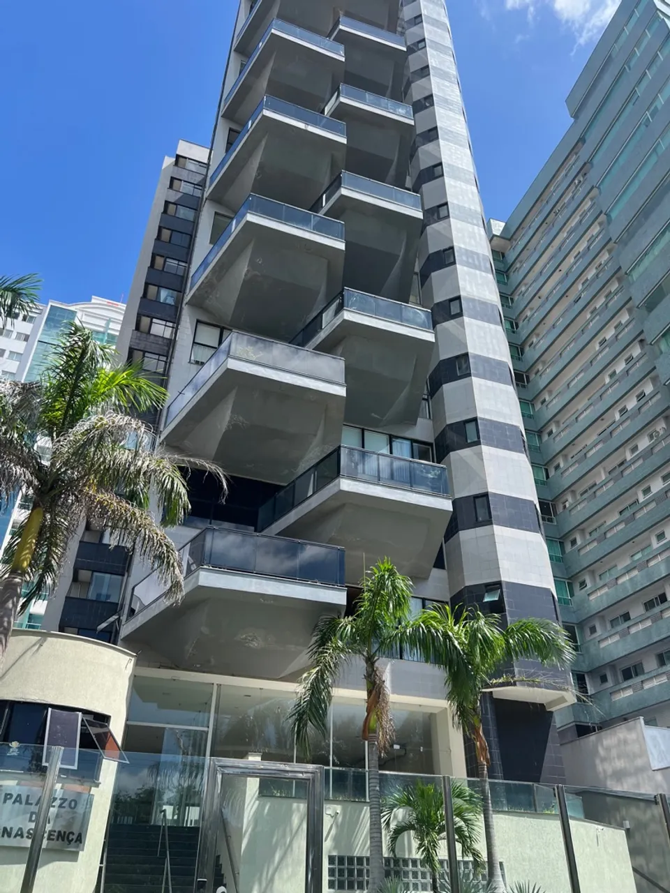 Lindo apartamento na Ponta do Farol | 1 por andar | com piscina na varanda