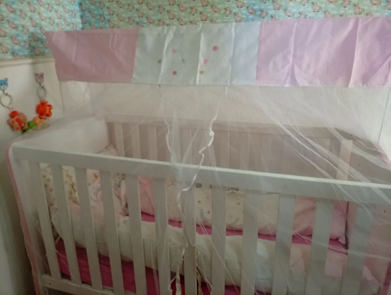 Berço,  colchão, mosquiteiro e protetores laterais.
